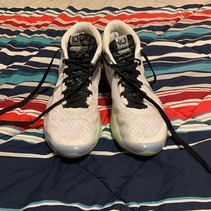 Men’s white Kevin Durant Basketball shoes size 11!